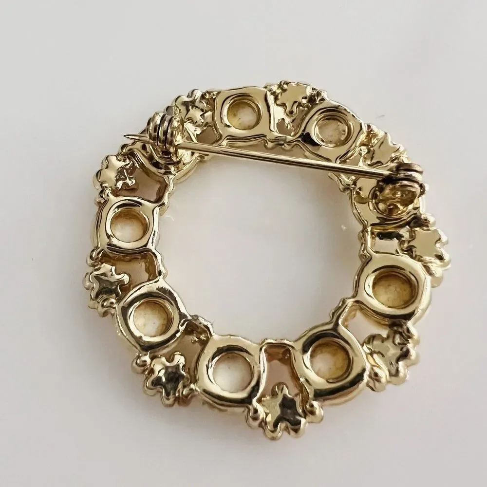 Vintage Brooch Pin with Daisy’s MOTHER OF PEARL Enamel Wreath Gold Tone 1305